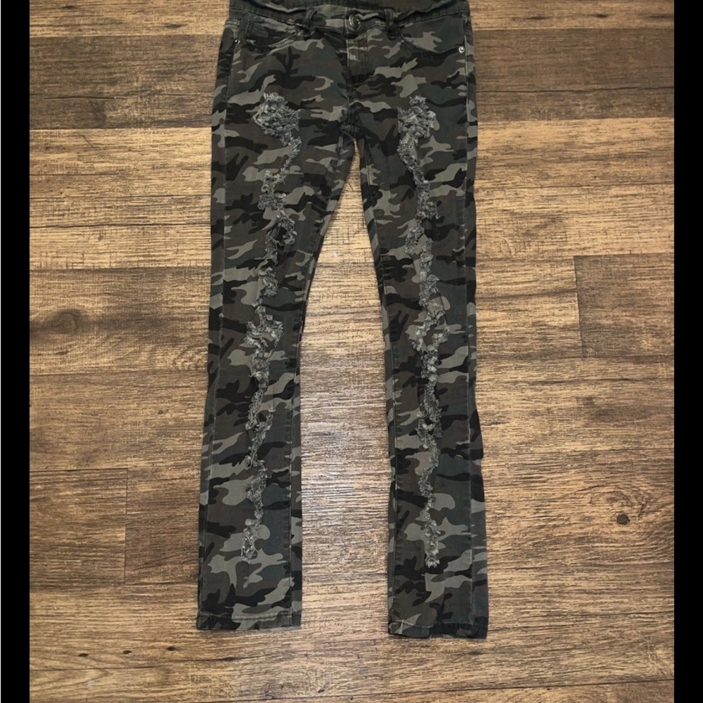 Distressed Camo Print Women's Skinny Legs W/Stretch Low Rise Pants